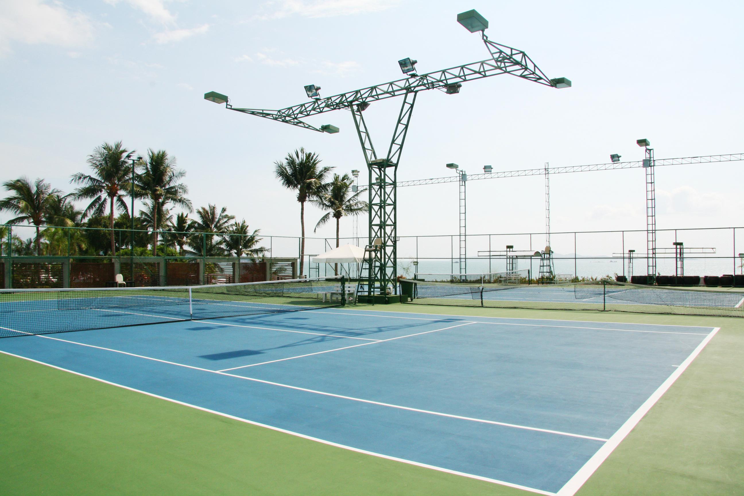Dusit Thani Pattaya Exterior foto Tennis courts at the resort