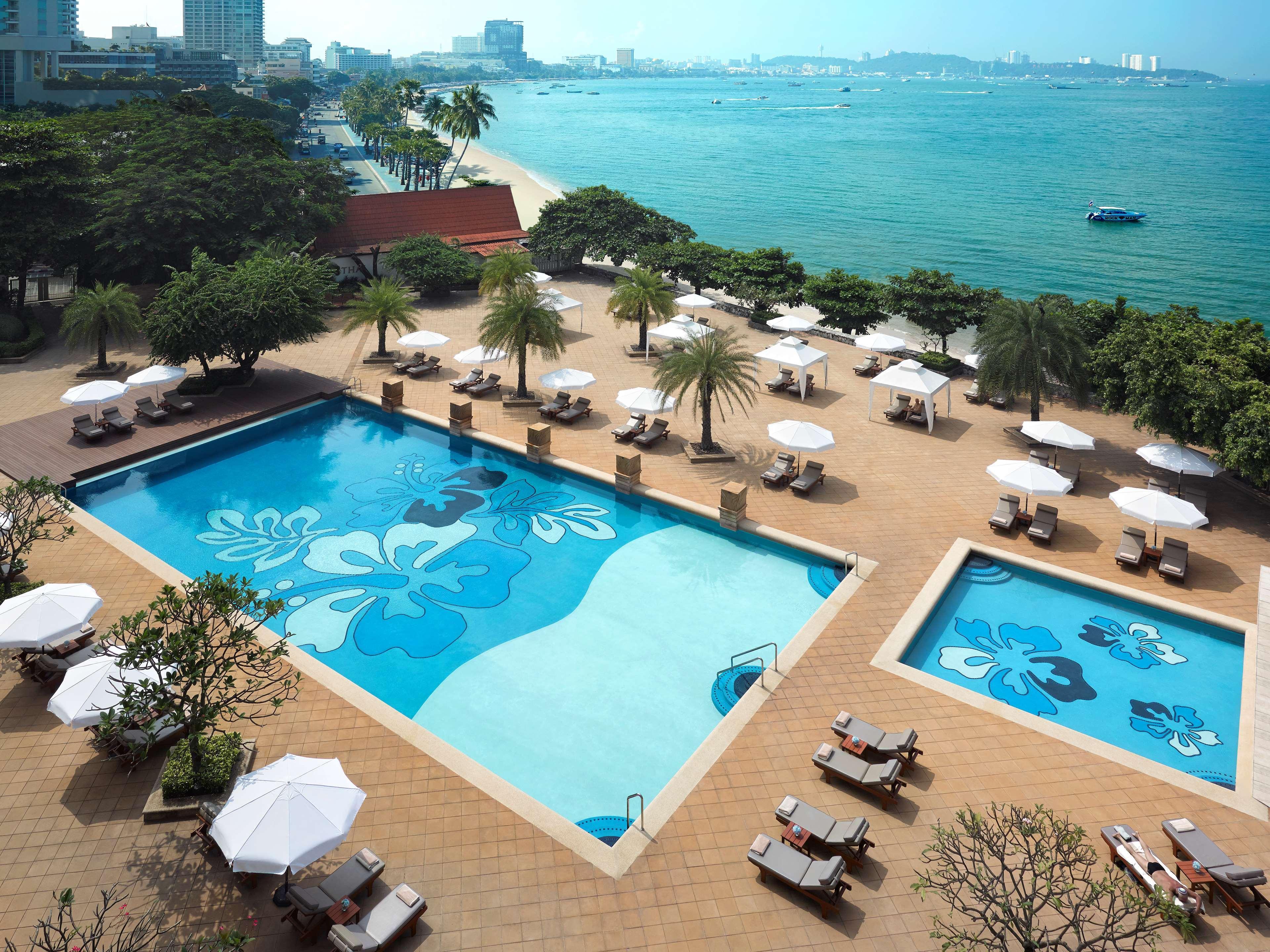 Dusit Thani Pattaya Exterior foto The swimming pool at the Shangri-La Hotel, Kuala Lumpur