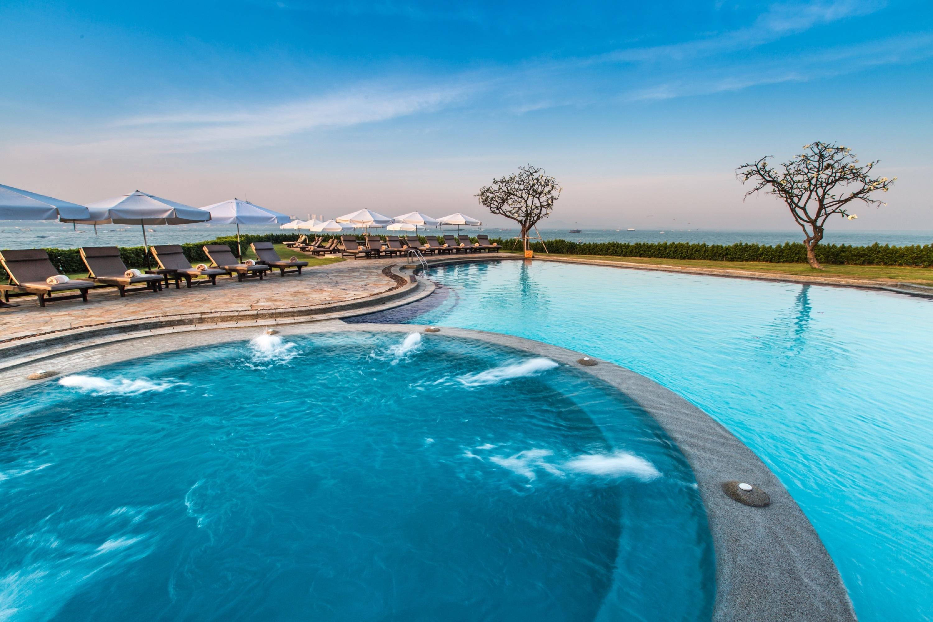 Dusit Thani Pattaya Exterior foto Infinity pool at the Royal Cliff Beach Hotel, Pattaya, Thailand