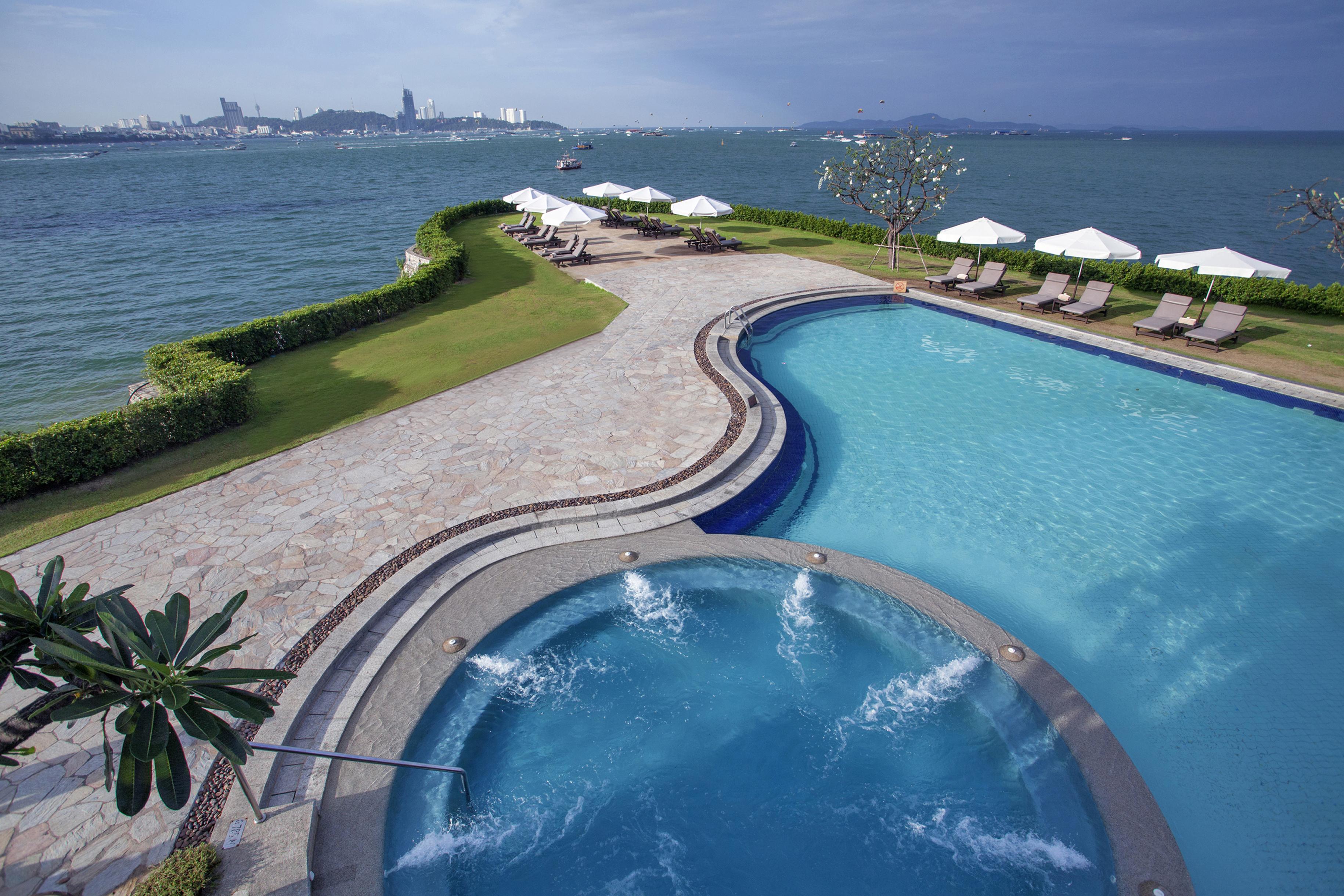 Dusit Thani Pattaya Exterior foto The swimming pool at The Oberoi, Mumbai