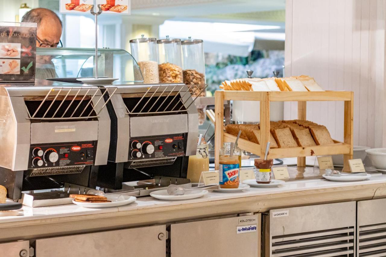 Dusit Thani Pattaya Exterior foto A toaster with a built-in conveyor belt